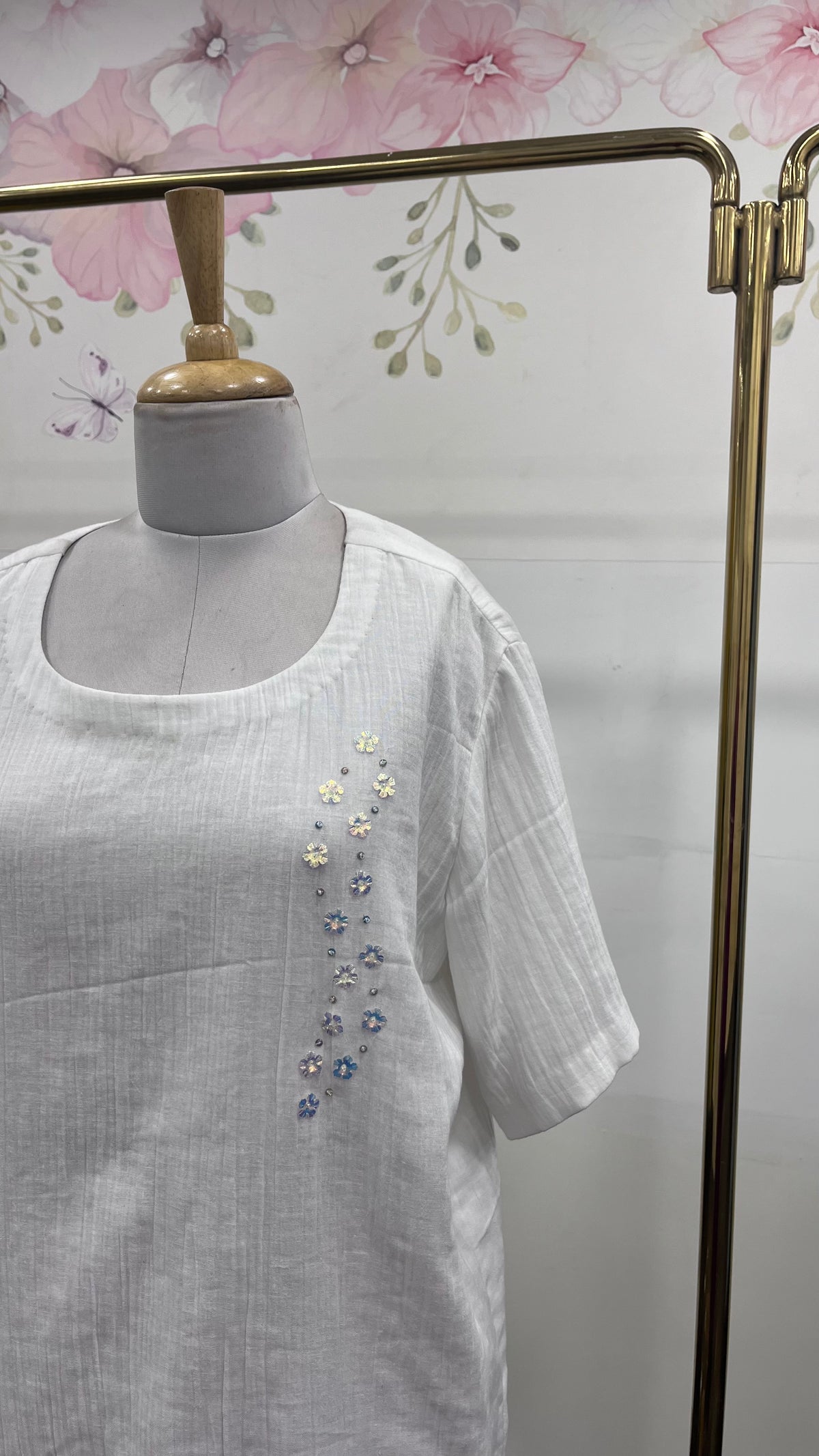 Linen Cotton Round Neck Kurta With Half Sleeves And Handwork Detailing With Culottes Pants